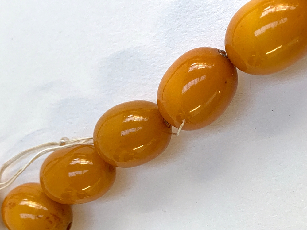 A bakelite type bead necklace in need of restringing, the beads each approx. 1.9cm, gross weight 116 - Image 2 of 3