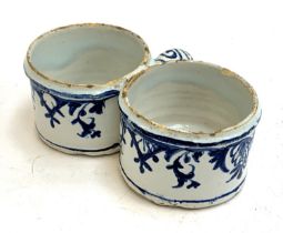 An 18th century Delft twin dish presentier, 16.5cmW, 5.5cmH