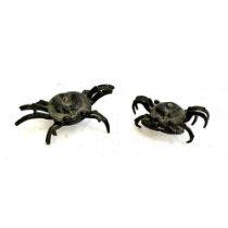 Two Japanese bronze models of crabs (legs af), the larger 10cmW