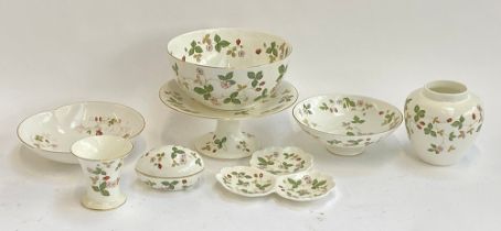 A quantity of Wedgwood Wild Strawberry porcelain, to include cake stand, fruit bow, trefoil dish,