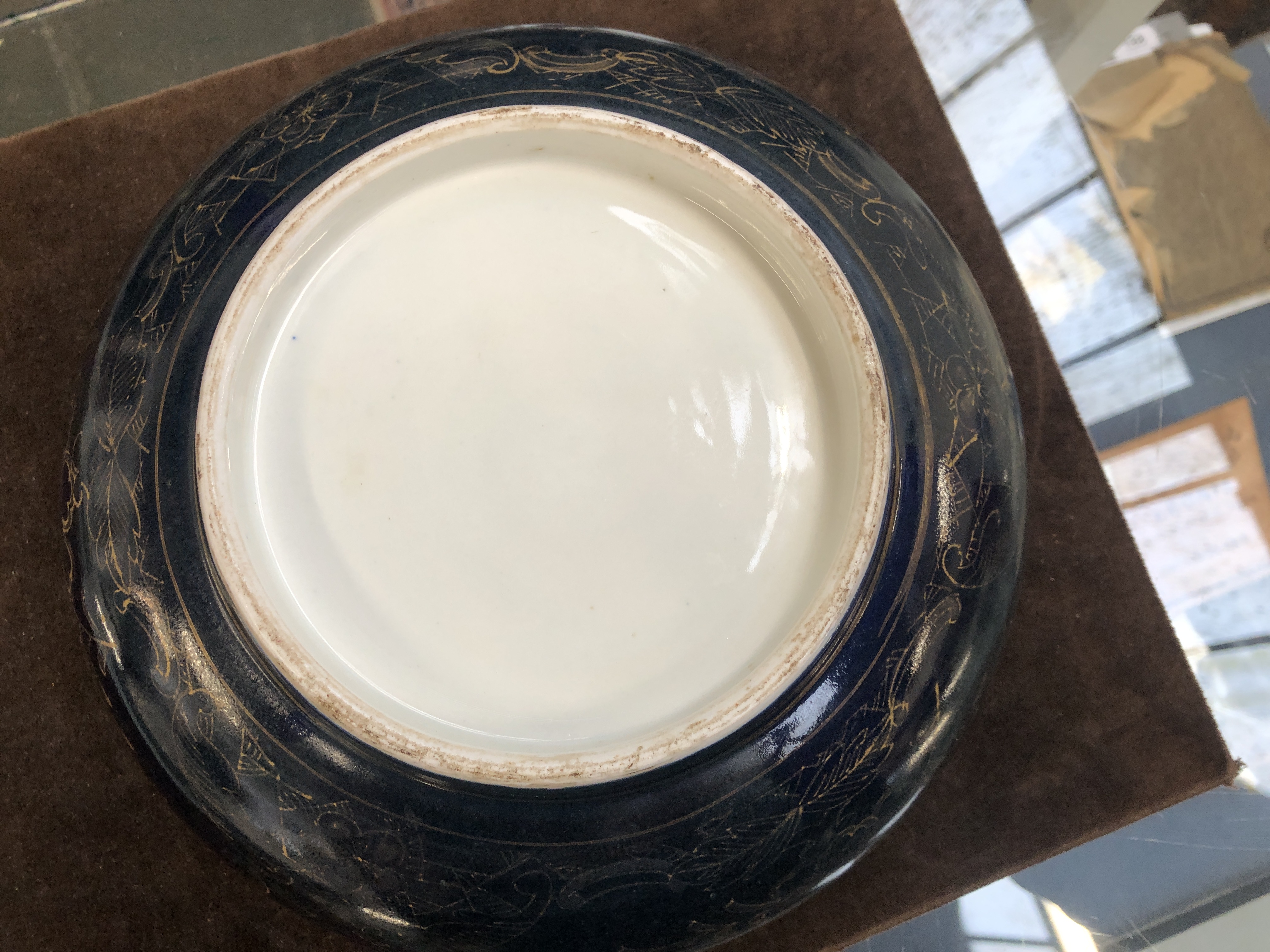 A large Chinese porcelain bowl and cover, dark blue ground with gilt pattern, orange character marks - Image 11 of 11