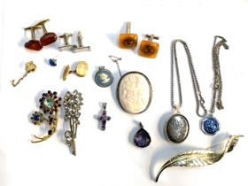 A small lot of jewellery to include a silver locket on chain, hallmarked for Birmingham, gross