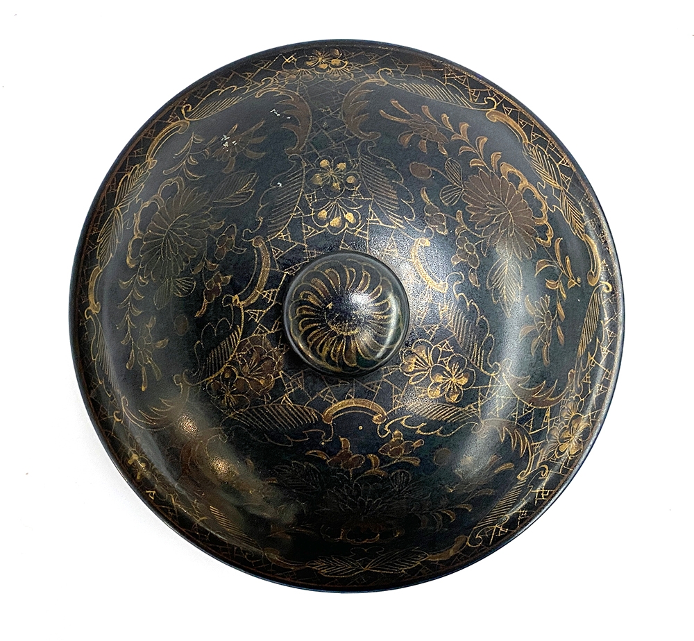 A large Chinese porcelain bowl and cover, dark blue ground with gilt pattern, orange character marks - Image 2 of 11