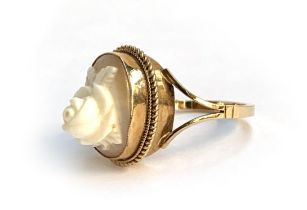 A vintage 9ct gold shell cameo ring, carved as a rose, hallmarked for Birmingham 1978, size O, gross
