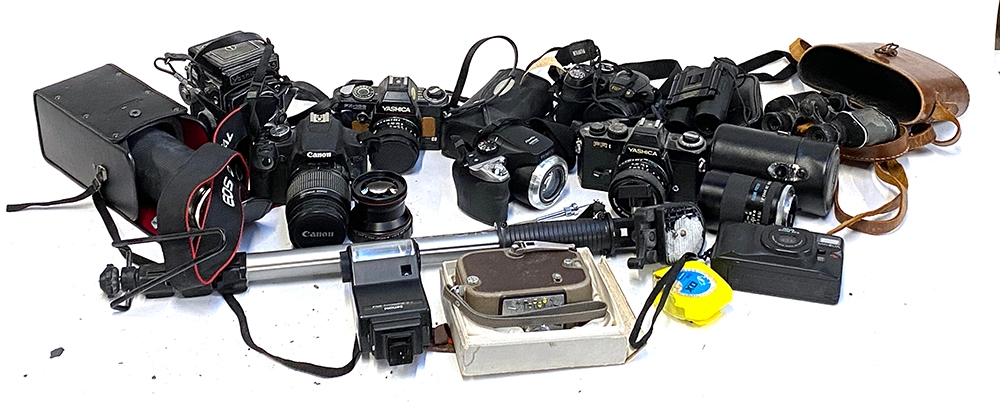 A large quantity of photographica to include cameras and lenses including: Canon EOS 500d,