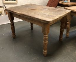 A pine farmhouse table on turned legs, 122x81x76cmH