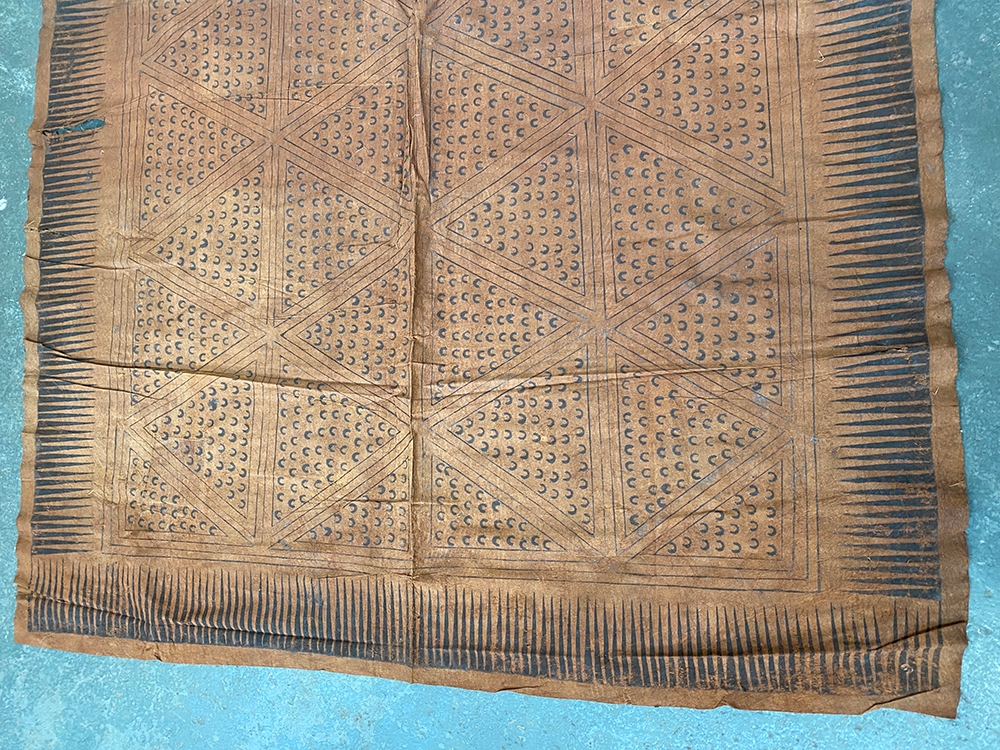 A large 19th/early 20th century Polynesian tapa bark cloth, likely a Fijian Masi Kuvui, zig-zag - Image 3 of 4