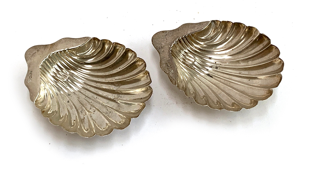 A pair of Edwardian silver scallop shell pin dishes by James Deakin & Sons, Sheffield 1901, 3.6ozt - Image 2 of 2