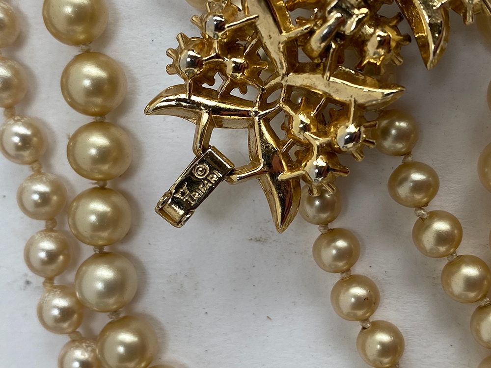 A quantity of costume jewellery to include a string of Ciro faux pearls with 9ct gold barrel - Image 3 of 3