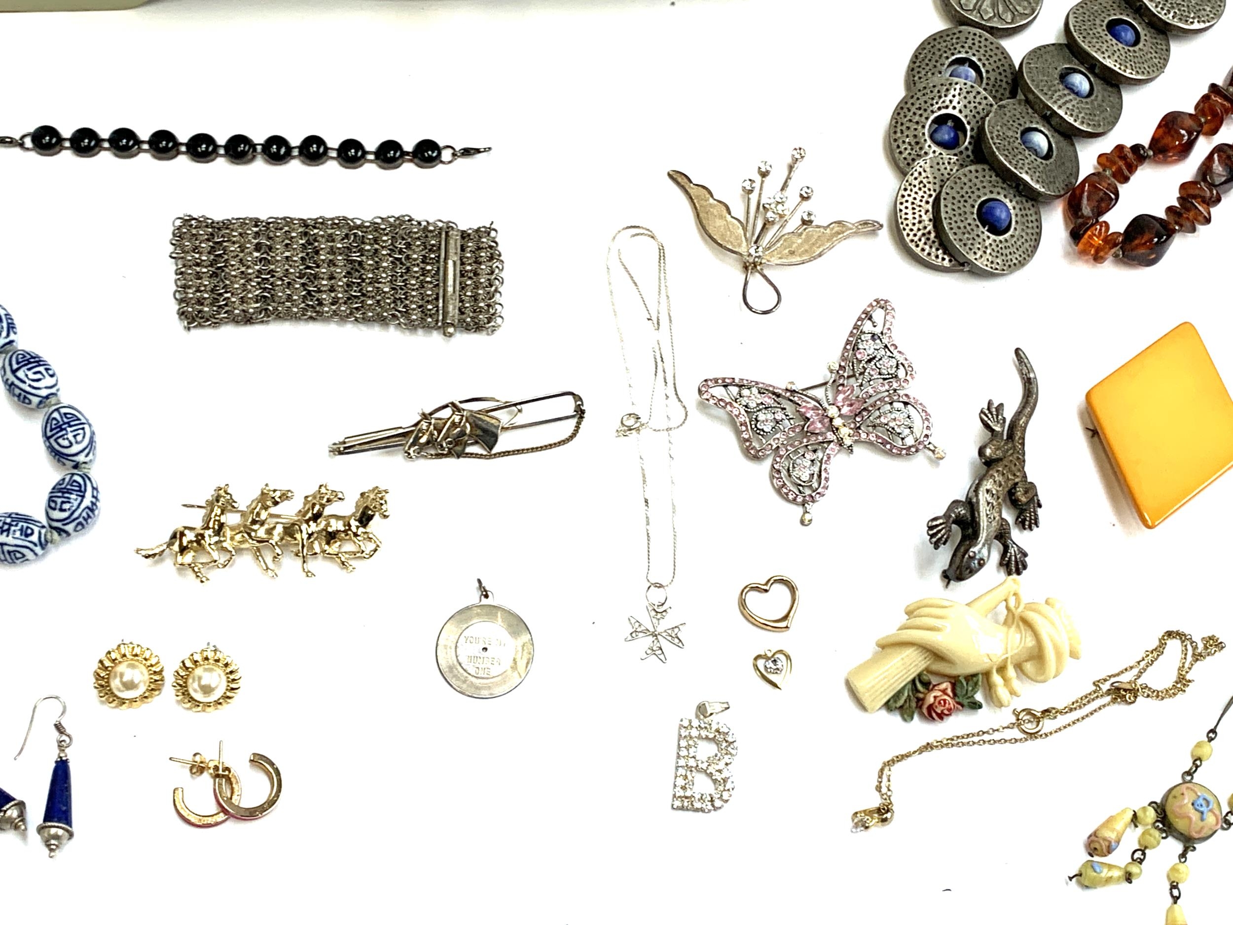 A quantity of jewellery to include an Eastern white metal mesh bracelet, 44g; early plastic brooch - Image 3 of 8