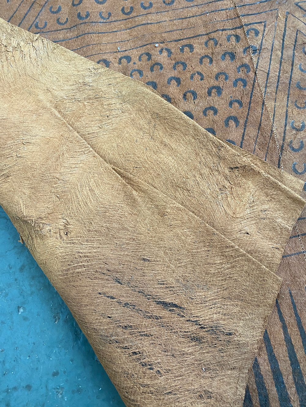 A large 19th/early 20th century Polynesian tapa bark cloth, likely a Fijian Masi Kuvui, zig-zag - Image 4 of 4
