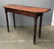 An early 19th century mahogany serving table, 128x43x83cmH