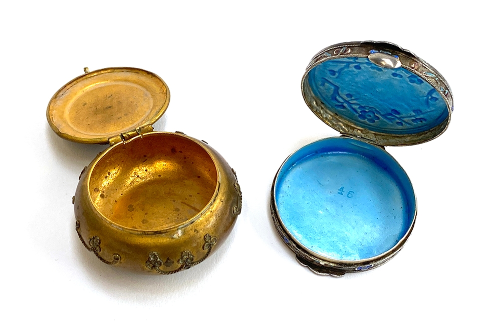 An early 20th century Chinese export silver and enamel pill box set with a central turquoise - Image 2 of 6