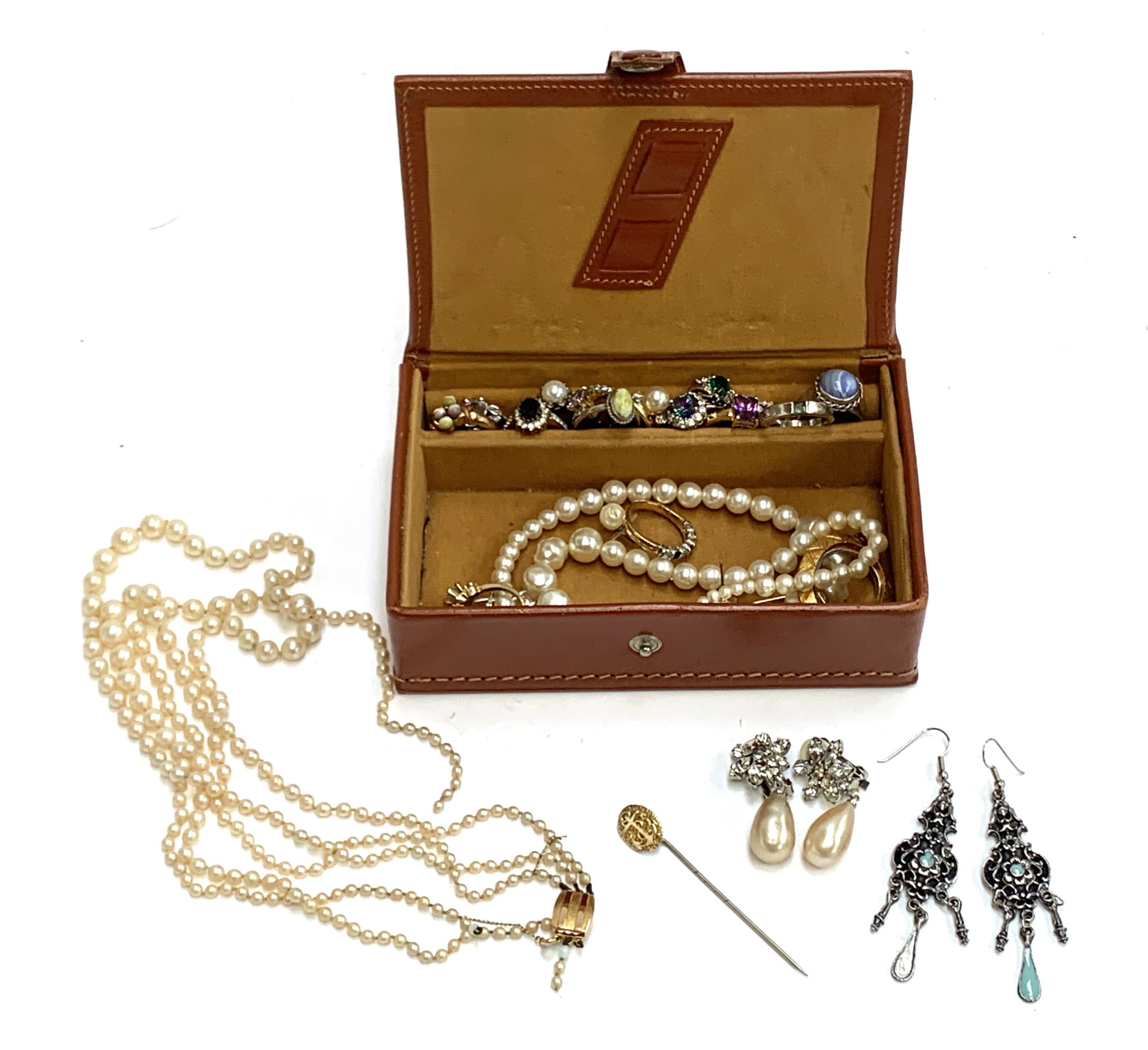 A mixed lot of jewellery to include a Victorian chased yellow metal anchor stickpin; Ciro faux