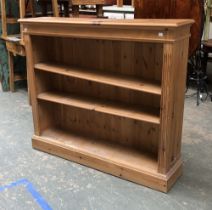 A pine bookcase with adjustable shelves, 125x29x109cm
