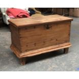 A pine blanket box, 93x46x61cmH