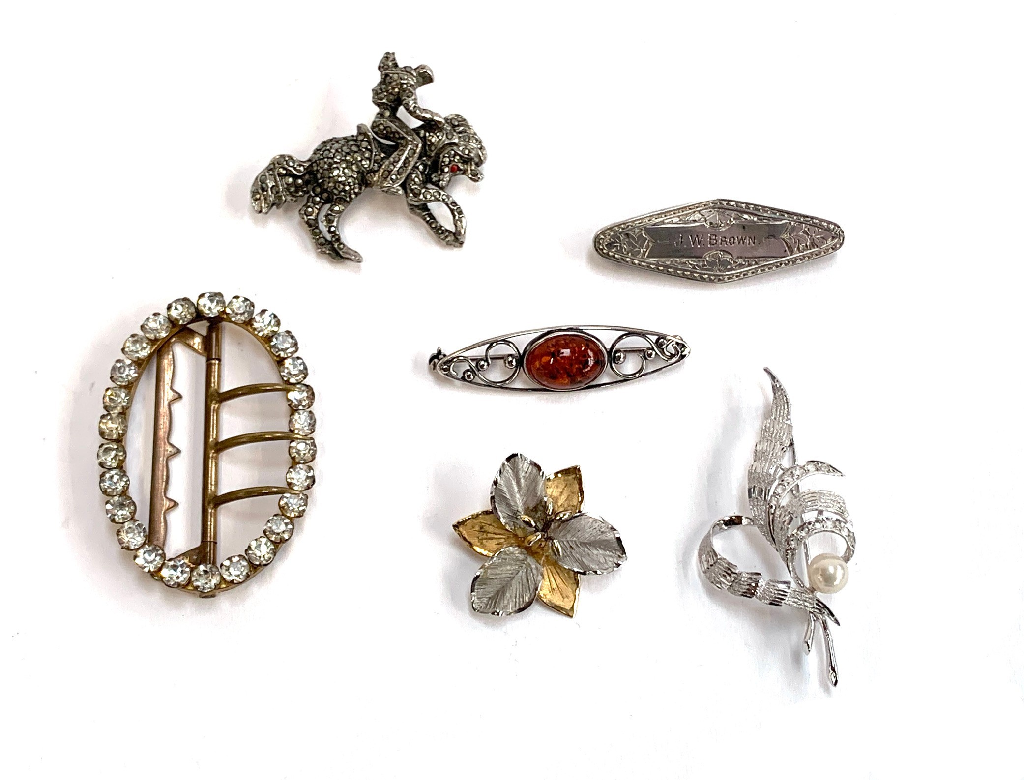 A small lot of jewellery to include 925 silver and amber cabochon Arts and Crafts style brooch 4.
