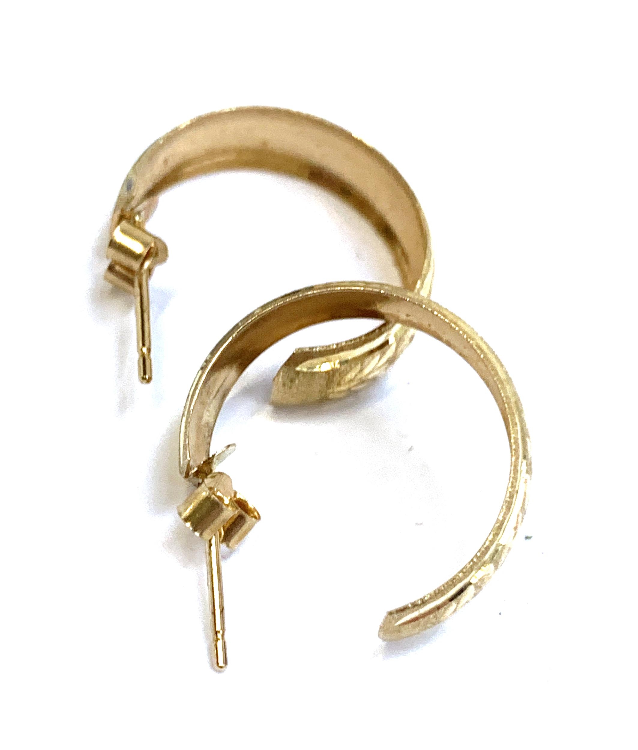 A pair of yellow metal hoop earrings, 1.1g - Image 2 of 2