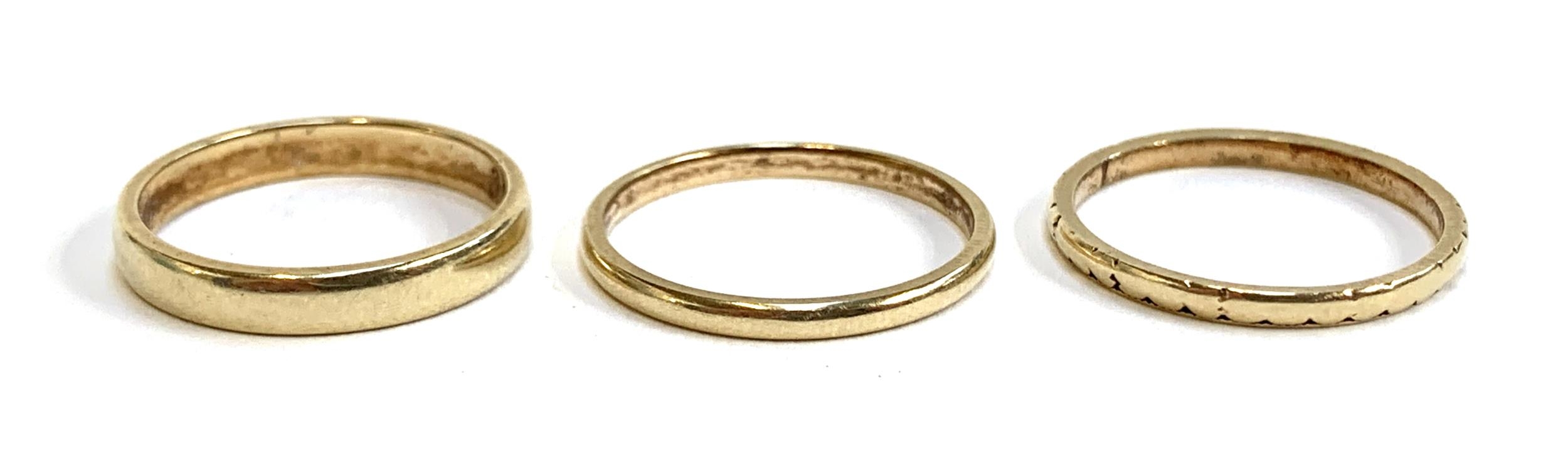 Three 9ct gold wedding bands, gross weight 4.6g