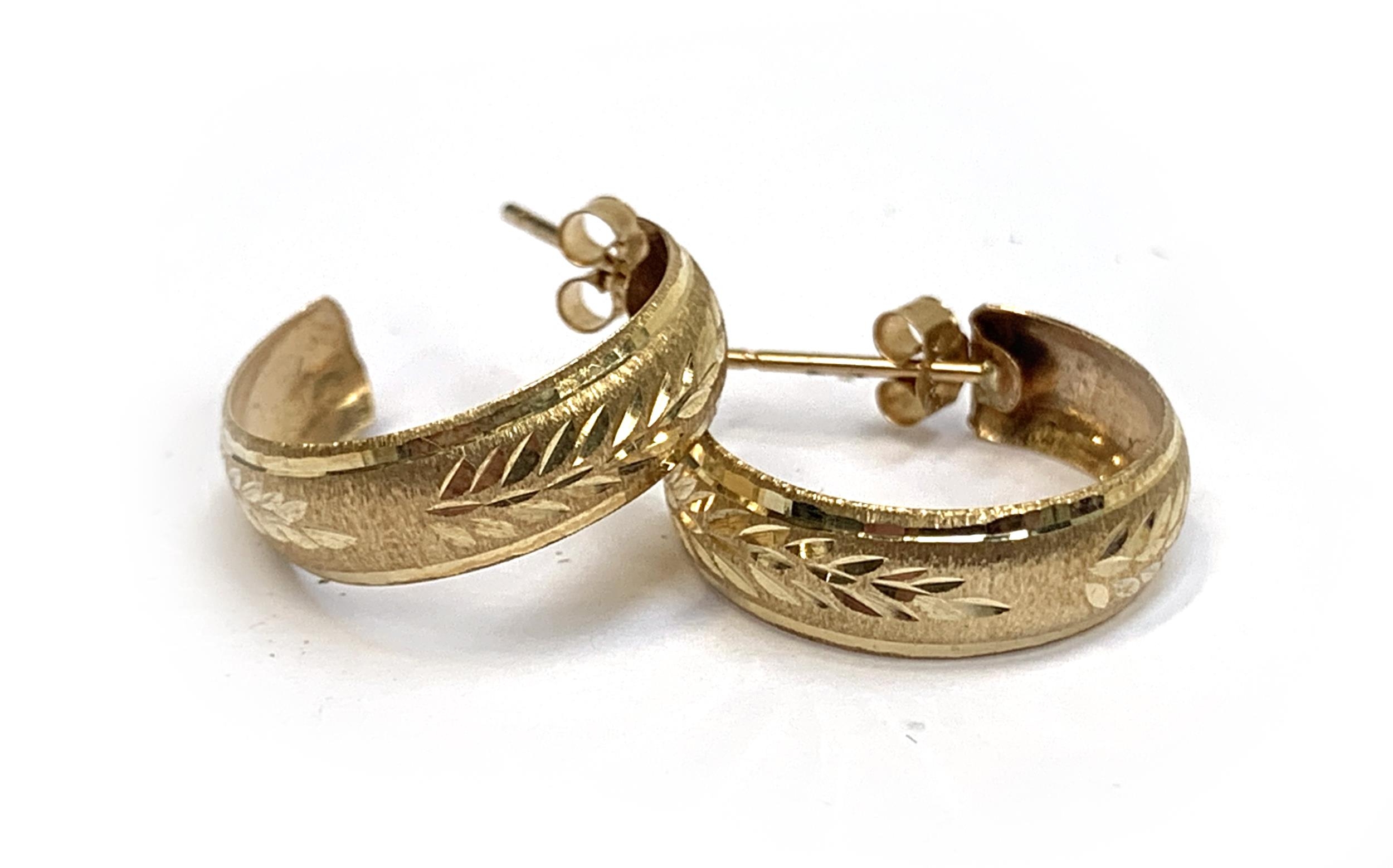 A pair of yellow metal hoop earrings, 1.1g