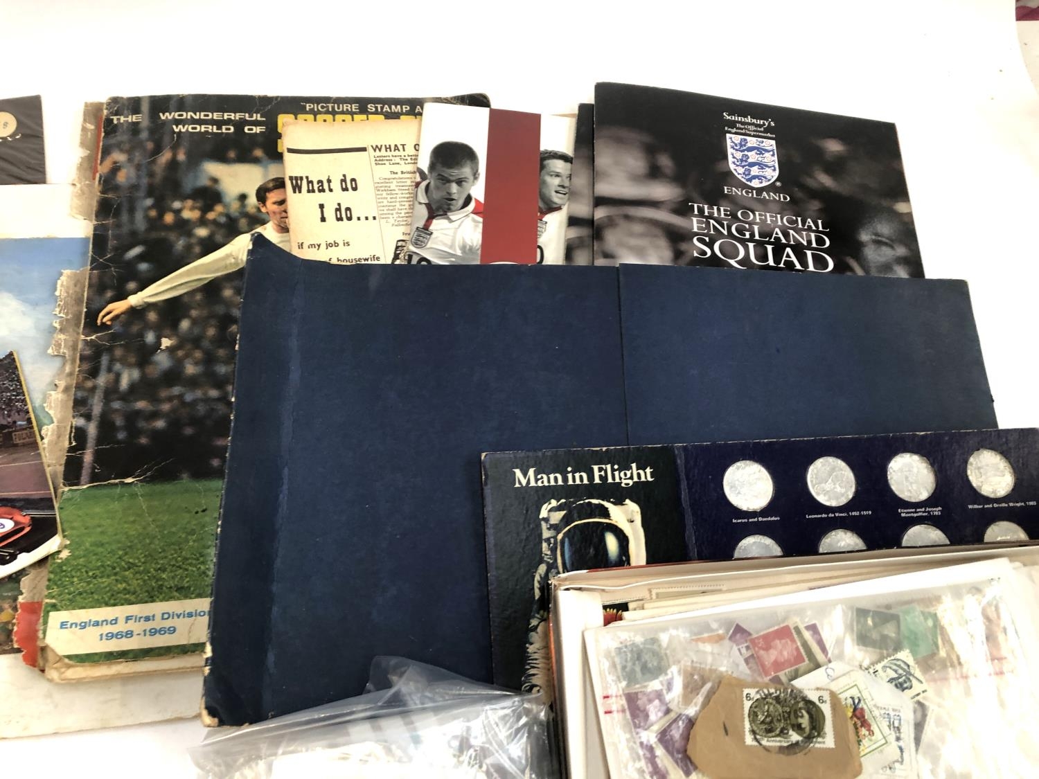 A mixed lot to include oxo tins, matchboxes, meccano booklets, HMS photos, soccer stars trade cards, - Image 5 of 8