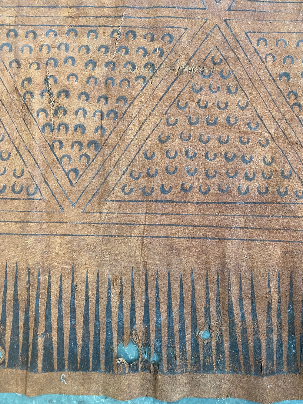 A large 19th/early 20th century Polynesian tapa bark cloth, likely a Fijian Masi Kuvui, zig-zag - Image 2 of 4