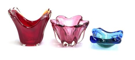 A red art glass splash vase, 16.5cmH, together with a cranberry glass bowl and a blue bubble glass