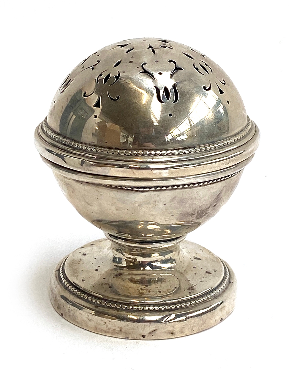 A George V silver pot pourri in the form of an 18th century sponge box, Birmingham 1929, 9.5cm high