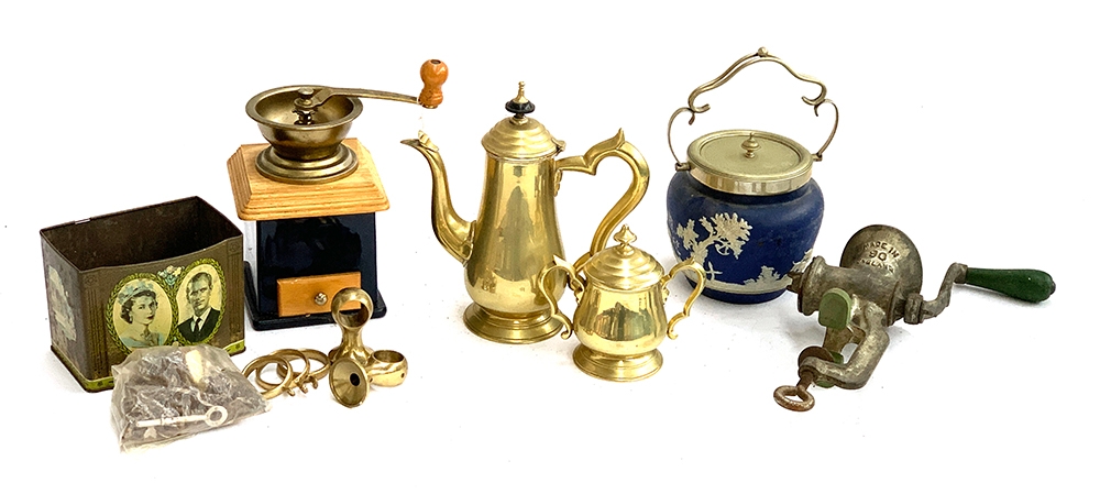 A mixed lot to include: vintage style coffee grinder, brass coffee pot and sugar bowl, brass curtain