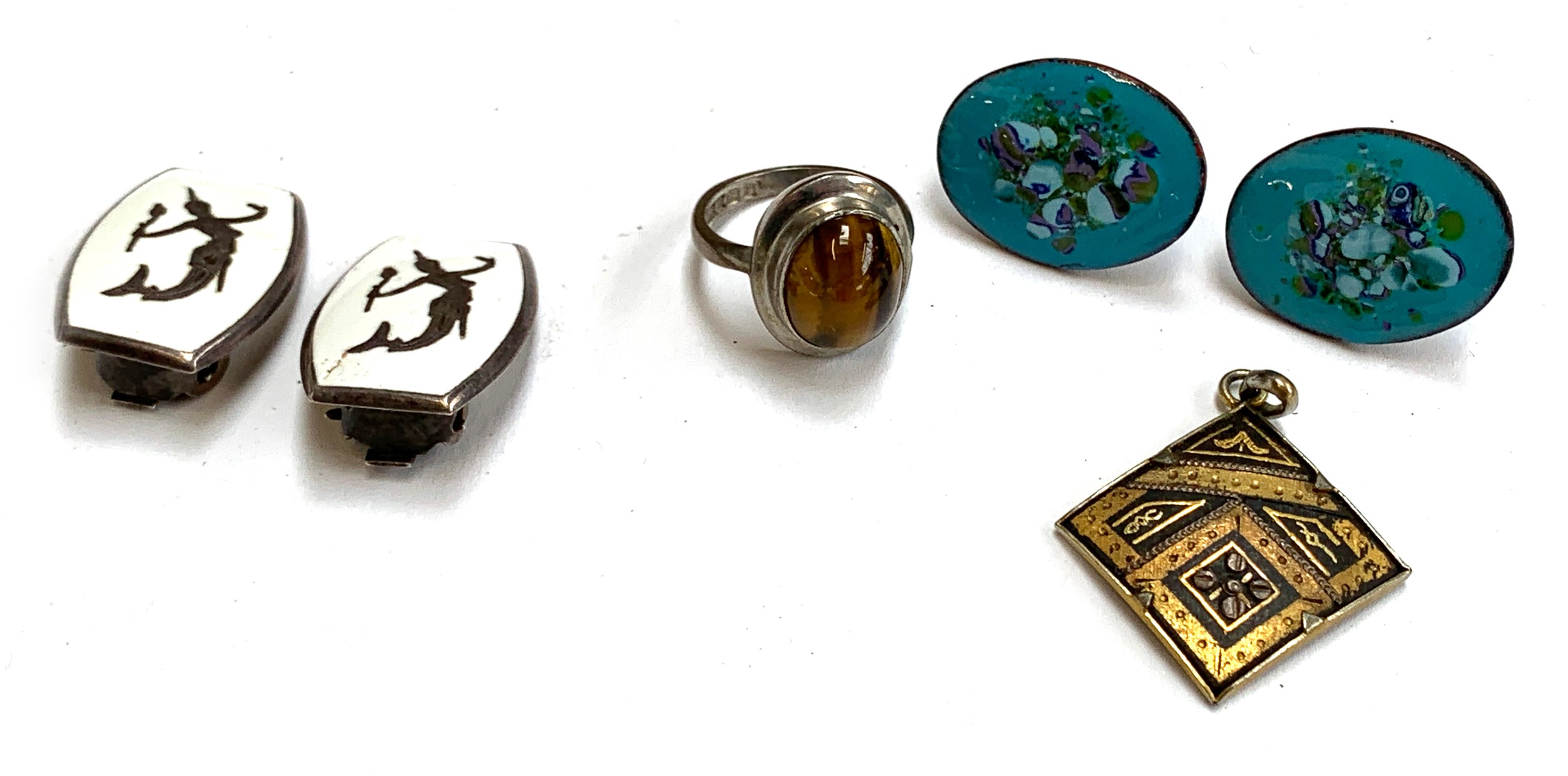 A mixed lot of jewellery to include a silver modernist ring with tigers eye cabochon, hallmarked for - Image 2 of 2