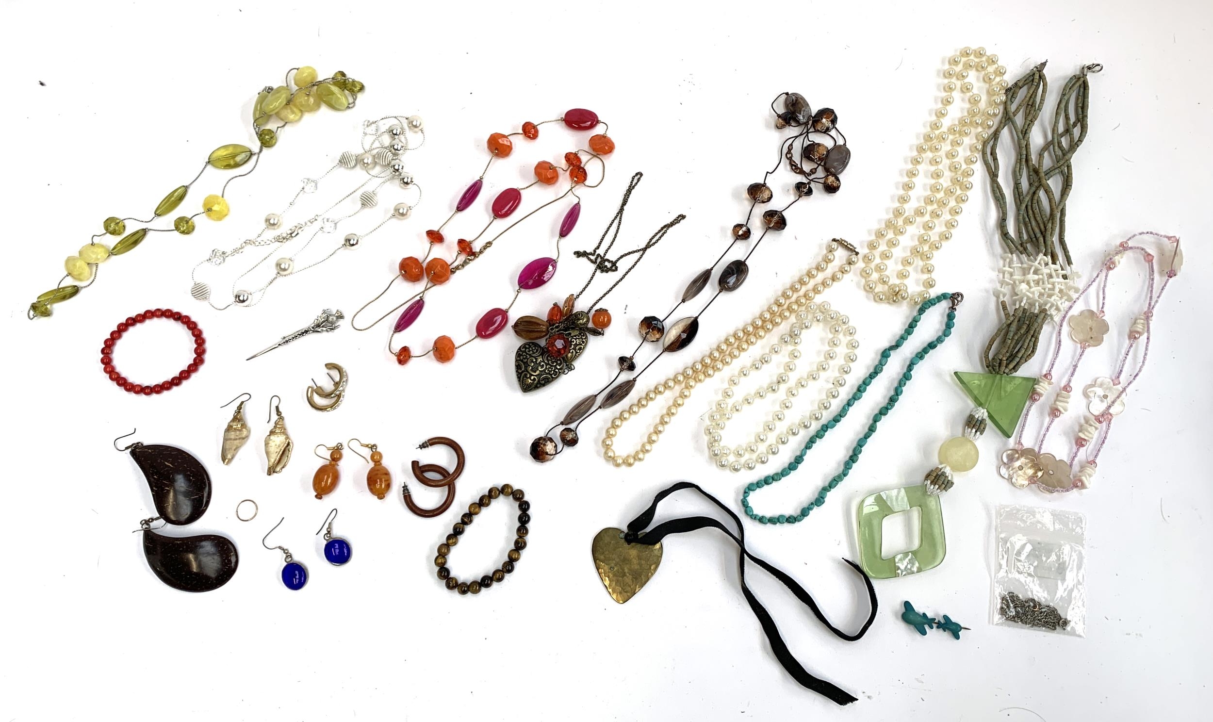 A small lot of costume jewellery to include faux pearls; earrings etc
