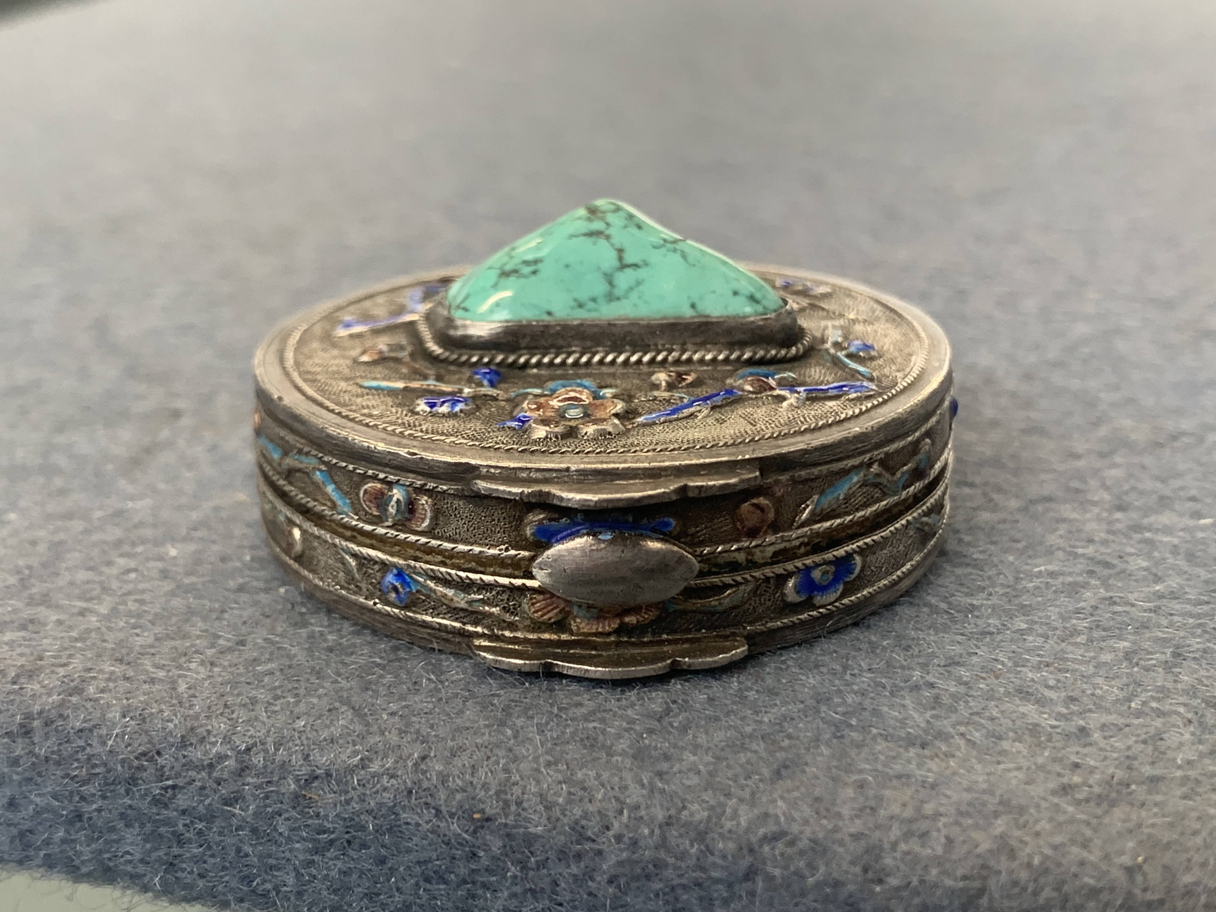 An early 20th century Chinese export silver and enamel pill box set with a central turquoise - Image 3 of 6