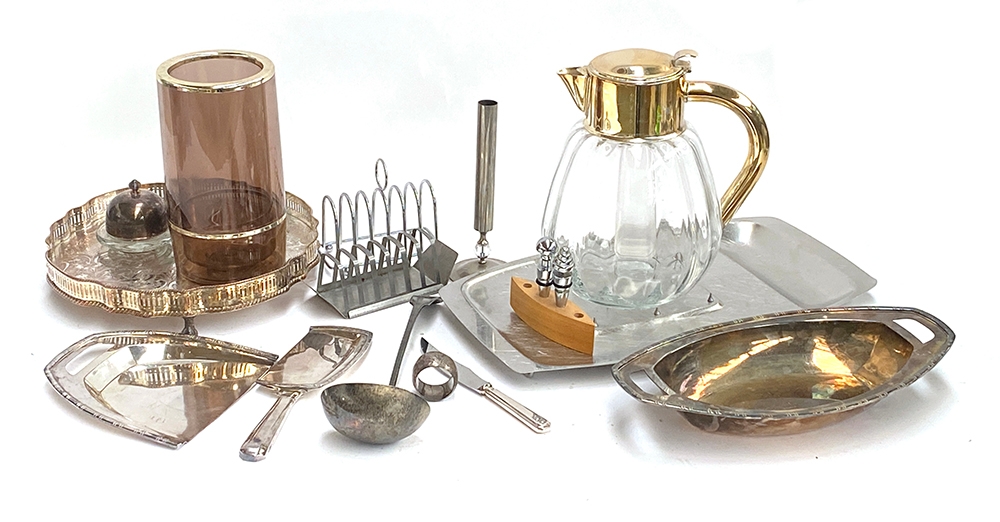 A mixed lot to include silver plated items, crumb sweep, Aesthetic movement silver napkin ring;