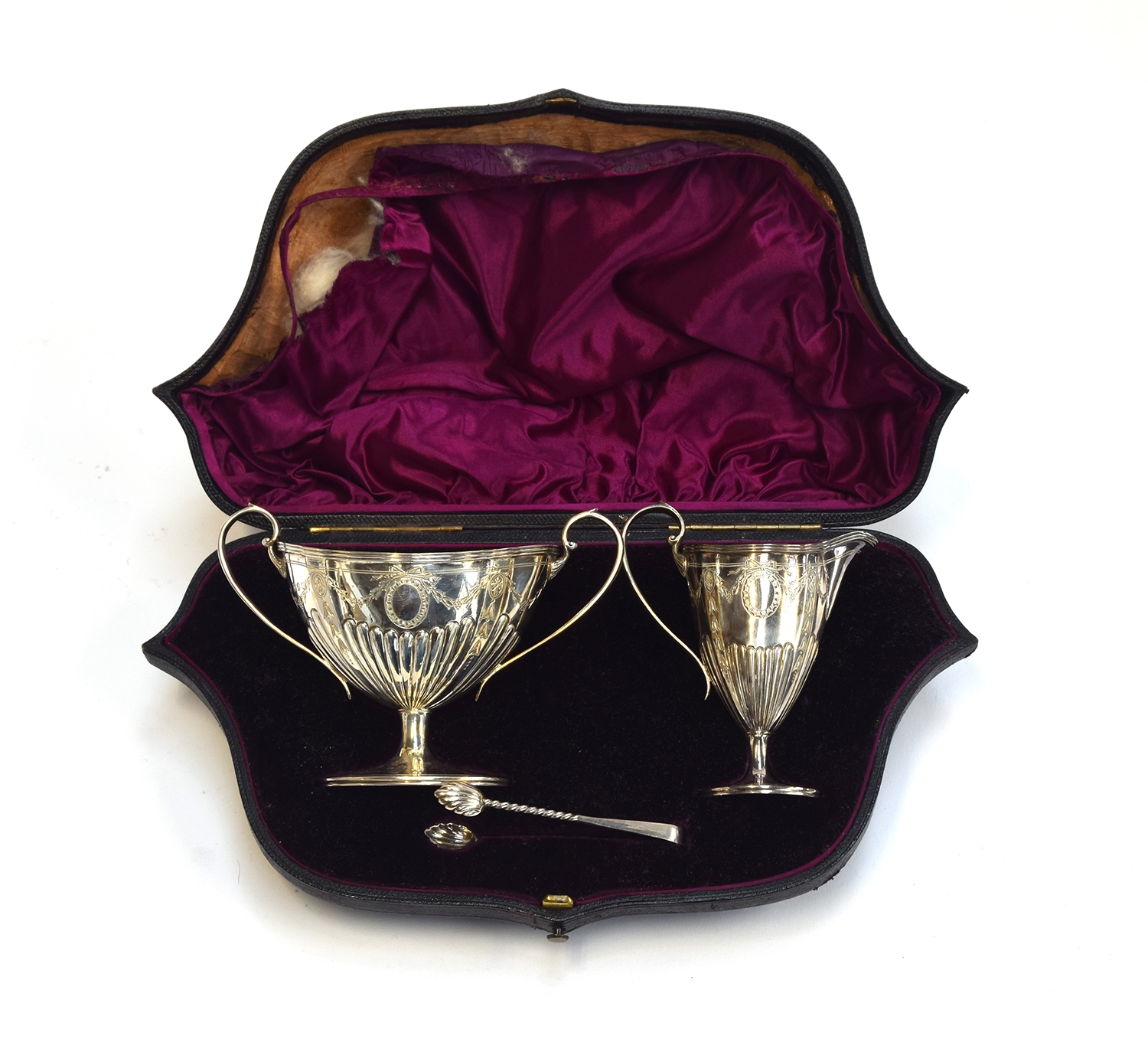 A late Victorian cased silver sugar bowl, milk jug, and tongs, each half reeded with engraved swags, - Bild 2 aus 4