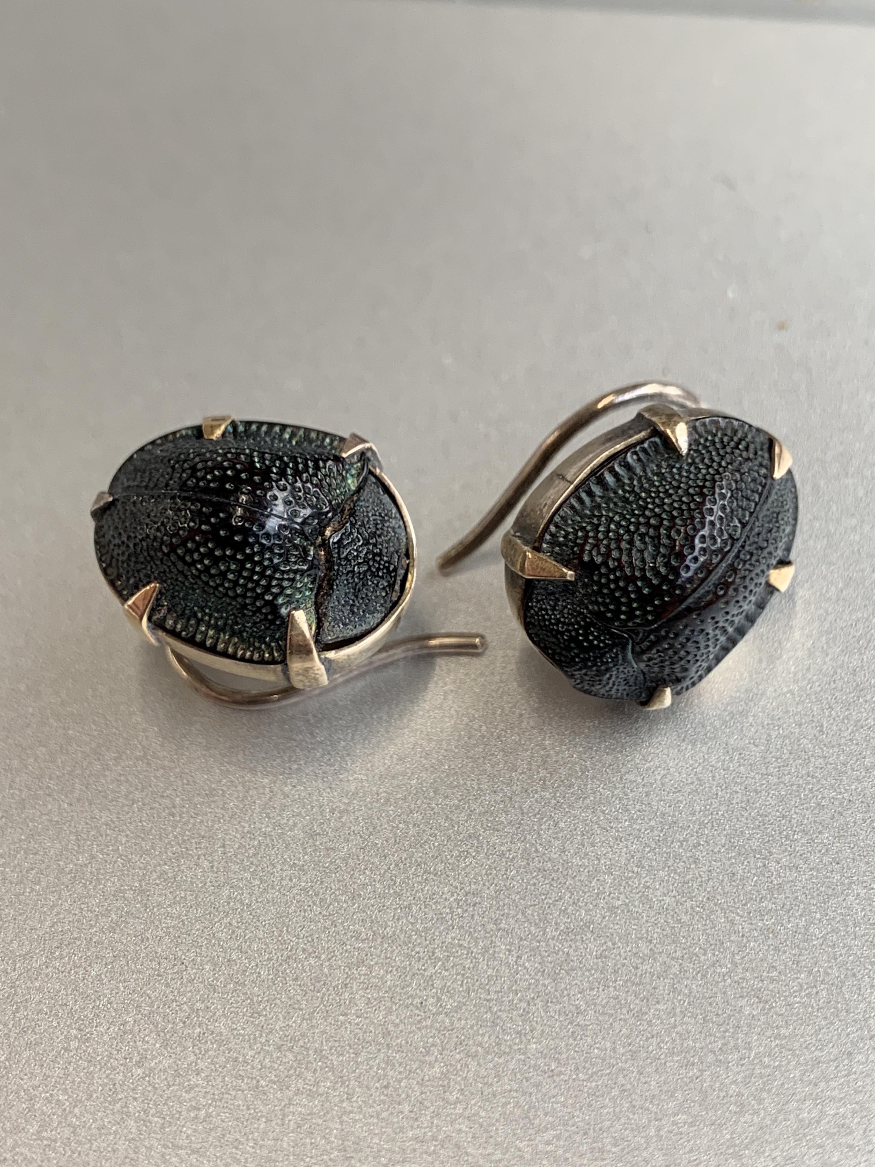 A pair of Victorian gold mounted scarab beetle earrings, each 1.5cm long, 2.3g - Image 3 of 4