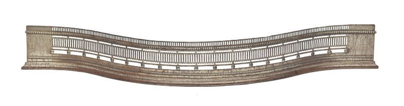 A George III polished steel fender, of serpentine form with pierced decoration, 122cm wide, 15.5cm