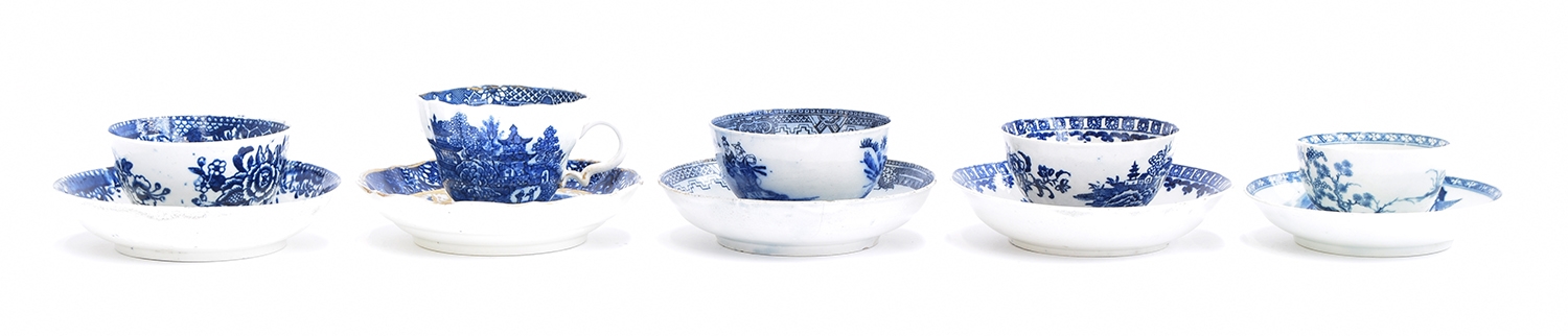 Four 18th century teabowls and saucers, to include one by Worcester in the 'Cannonball' pattern,