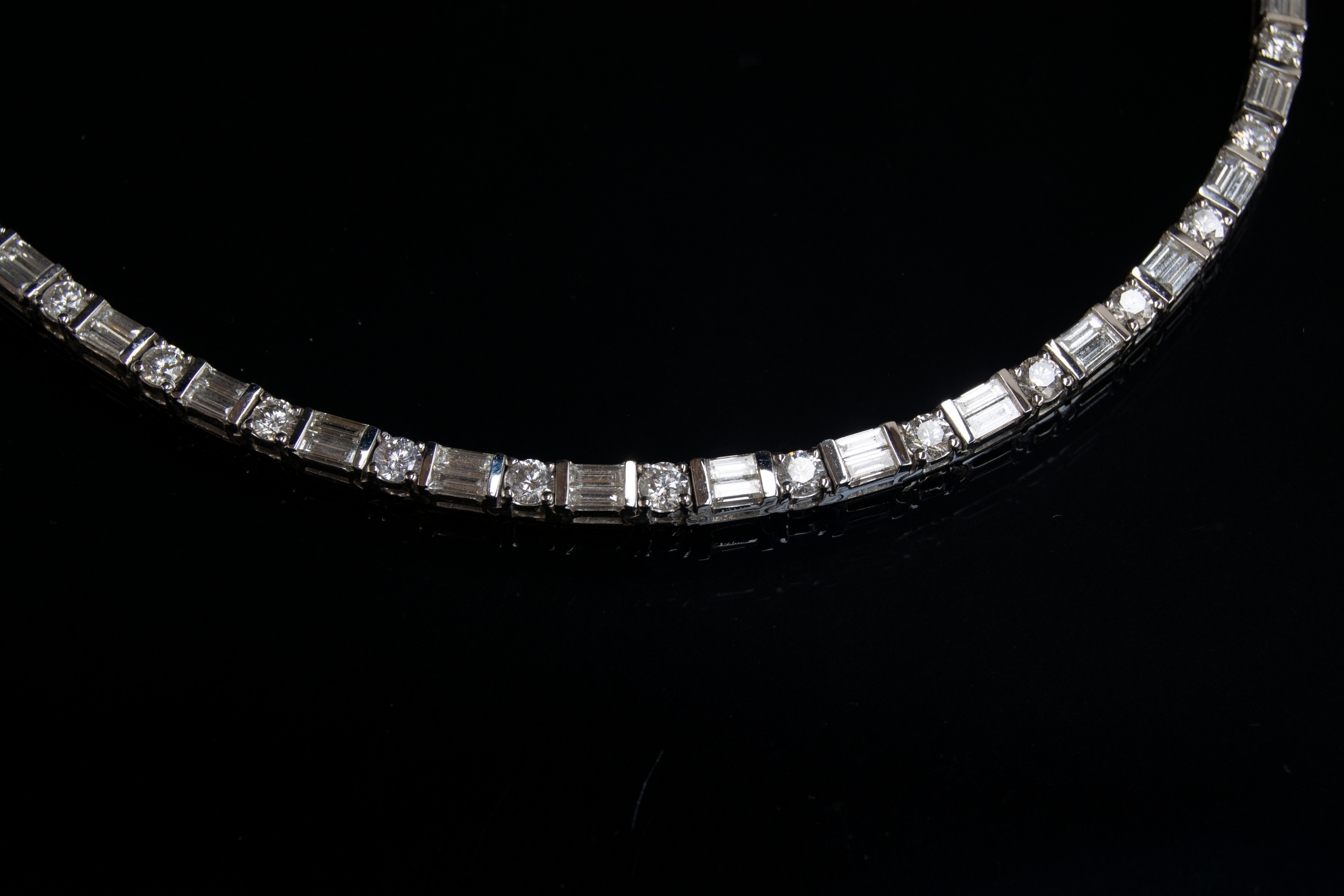 An impressive 18ct white gold riviere necklace set with alternating brilliant cut and baguette cut - Image 4 of 6