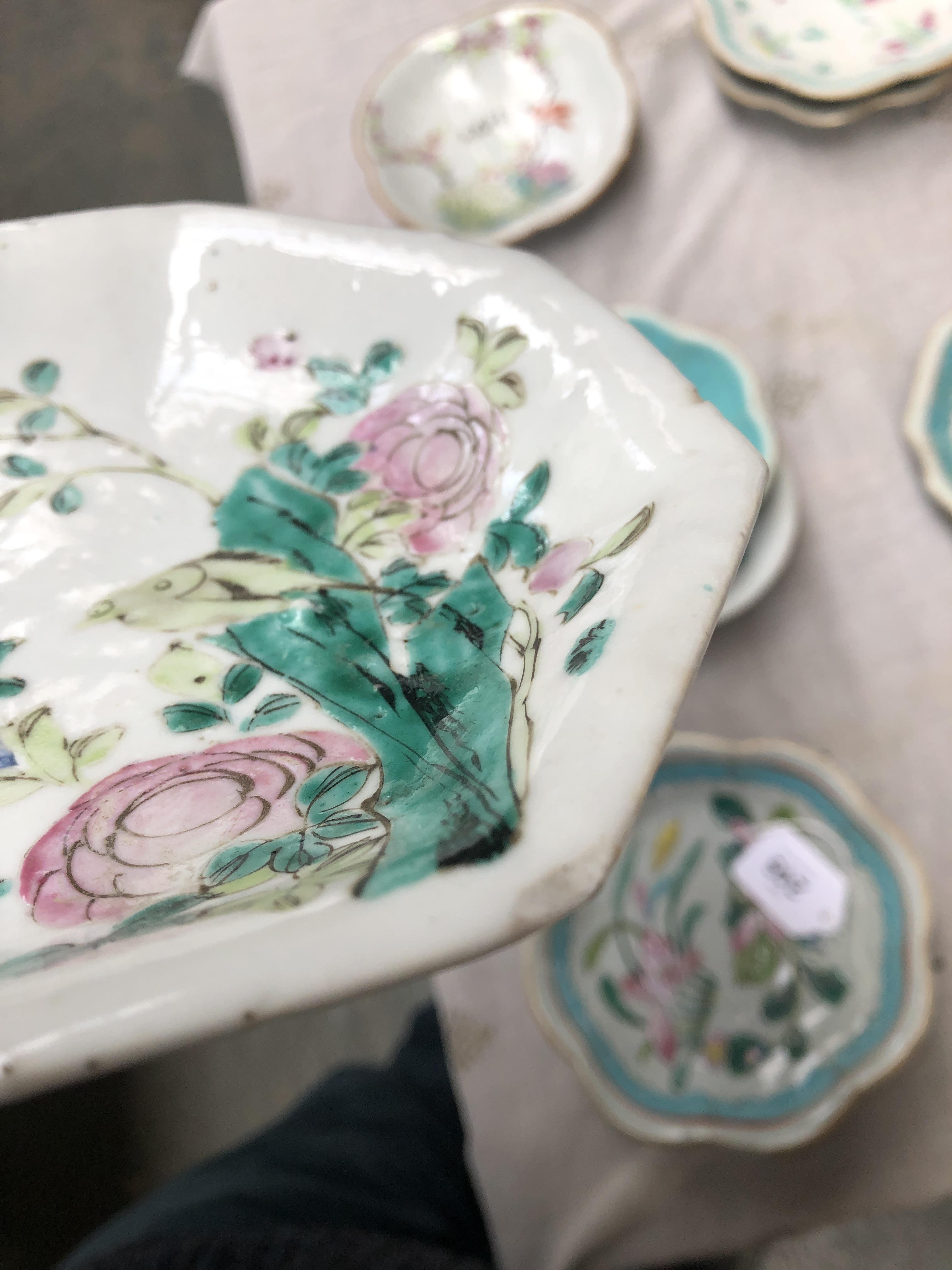 A collection of ten late 19th/early 20th century Chinese famille rose dishes, various designs - Bild 11 aus 12