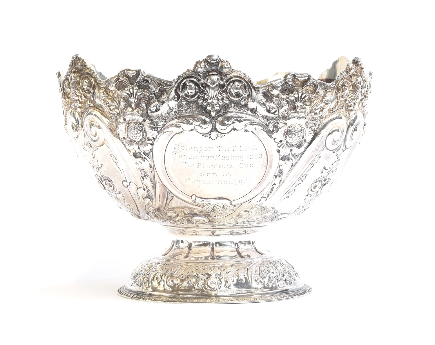 An Edwardian silver trophy bowl by Atkin Brothers, Sheffield 1903, chased with scrolls and swags,. - Bild 2 aus 2