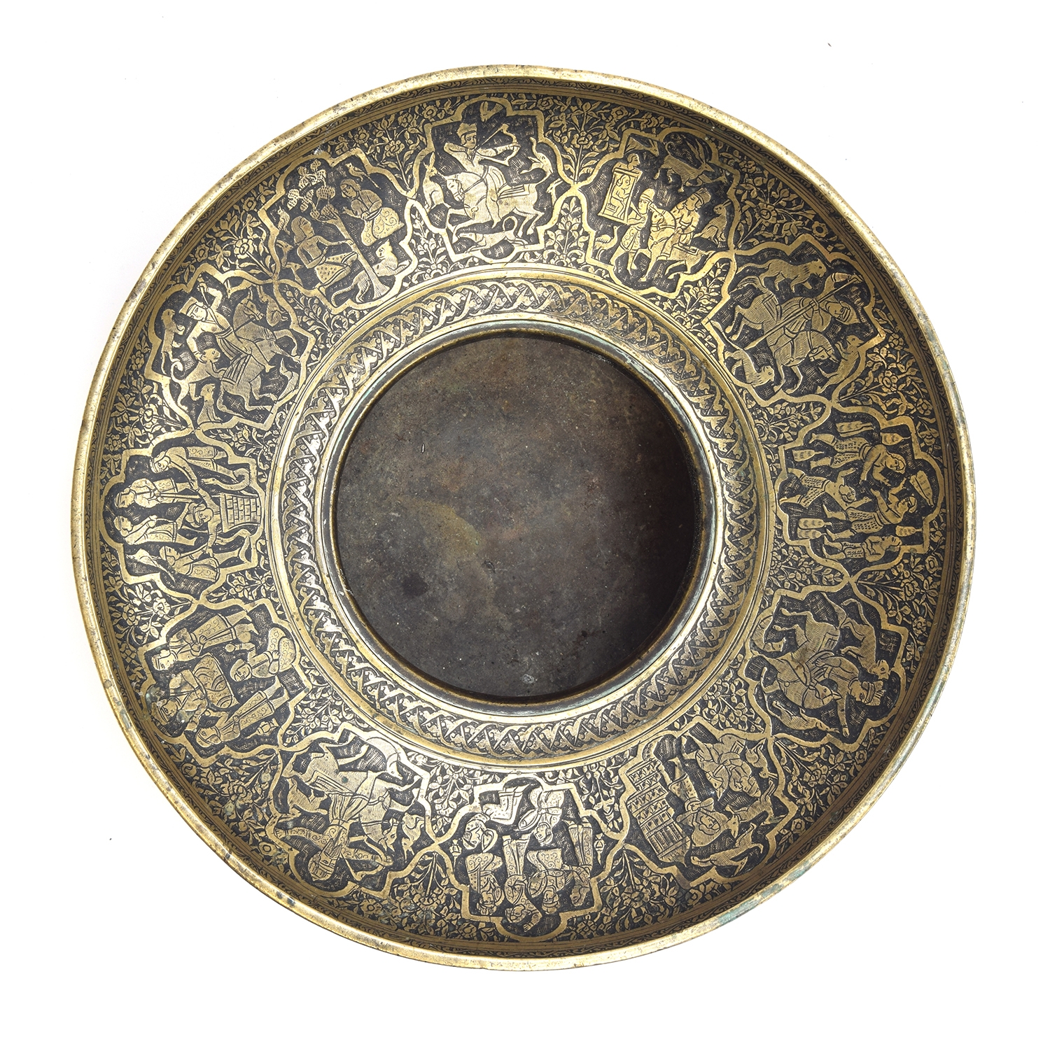A 19th century Islamic Qajar engraved brass spittoon, the engraved panels depicting various hunts - Bild 4 aus 4