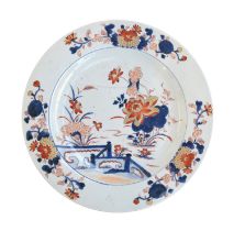 A large Chinese Imari charger, Kangxi, painted to the interior with lotus pond scene, 35cm diameter