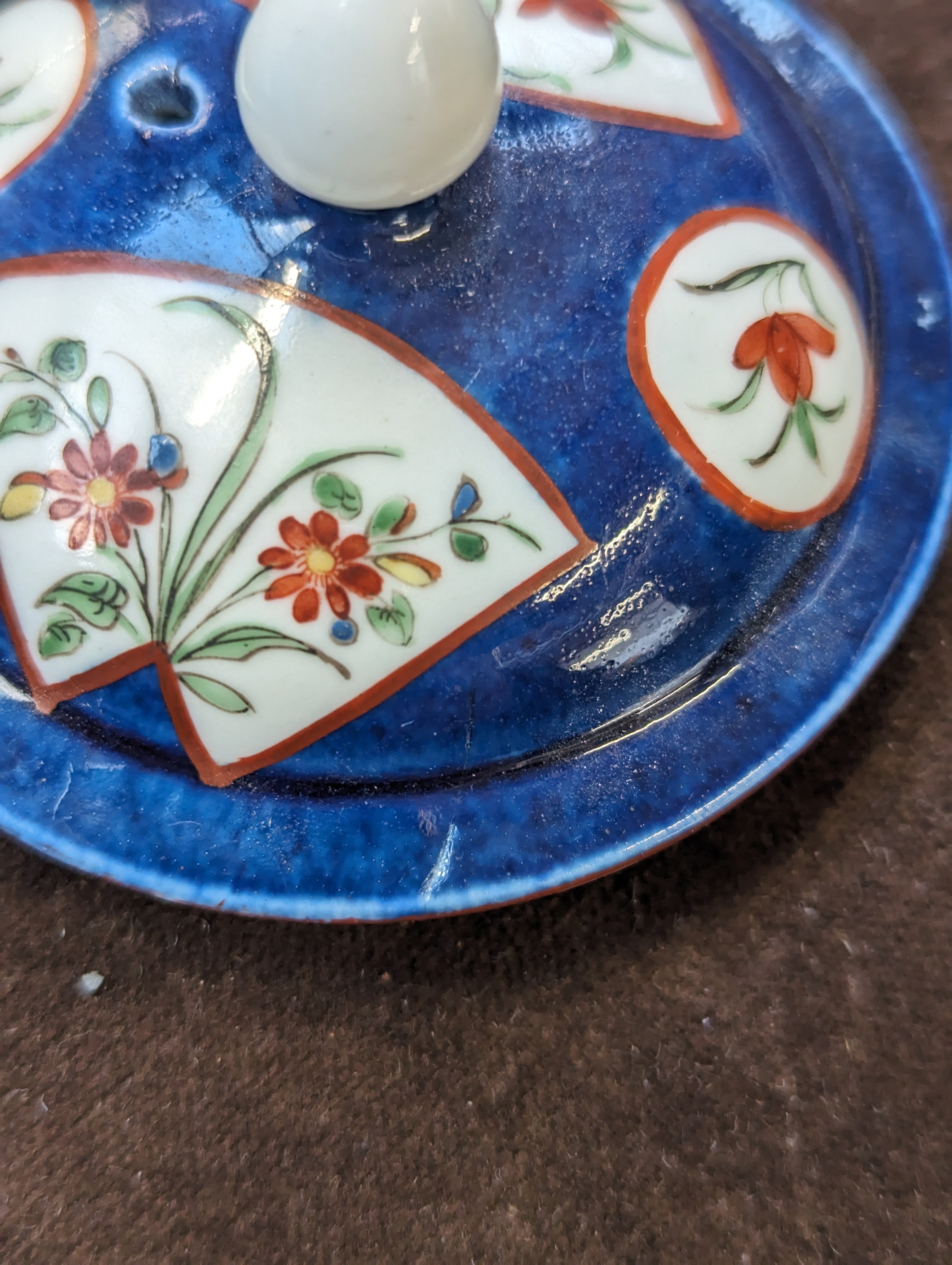 A Worcester powder blue ground porcelain teapot and cover in Kakiemon style c. 1765, With acorn - Image 4 of 6