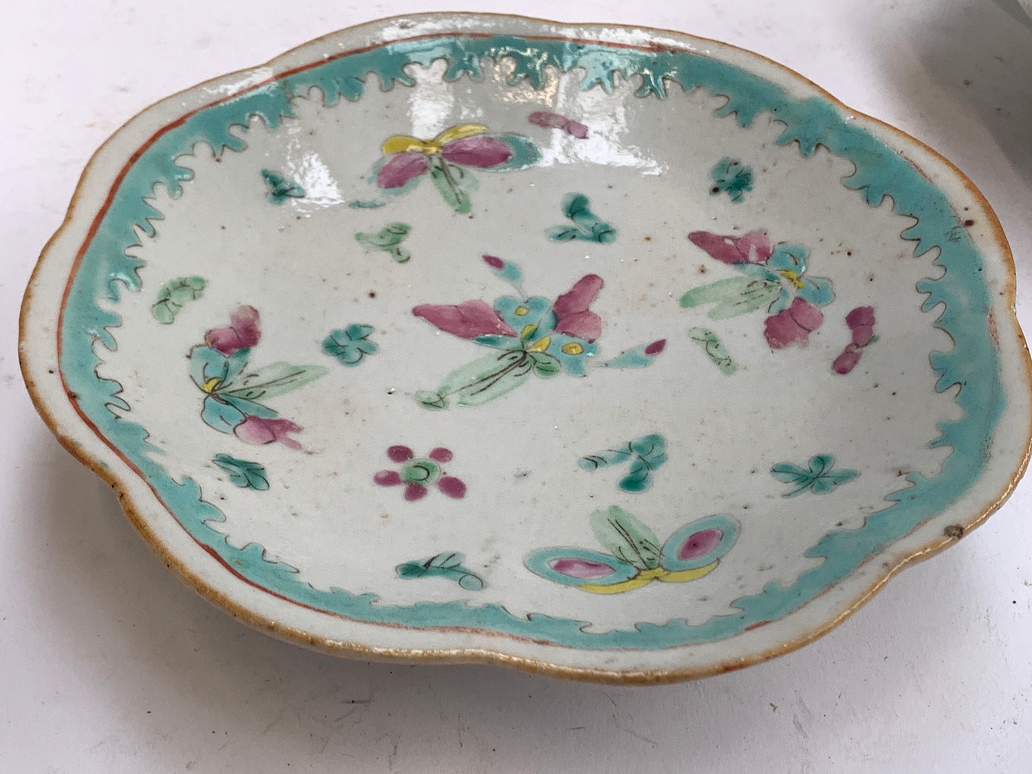 A collection of ten late 19th/early 20th century Chinese famille rose dishes, various designs - Bild 6 aus 12