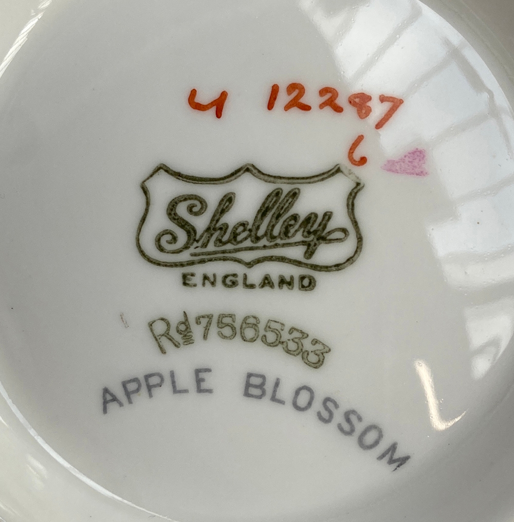 A Shelley Apple Blossom art deco tea set, 28 pieces, comprising teapot, coffee pot, tea cups (6), - Image 2 of 3