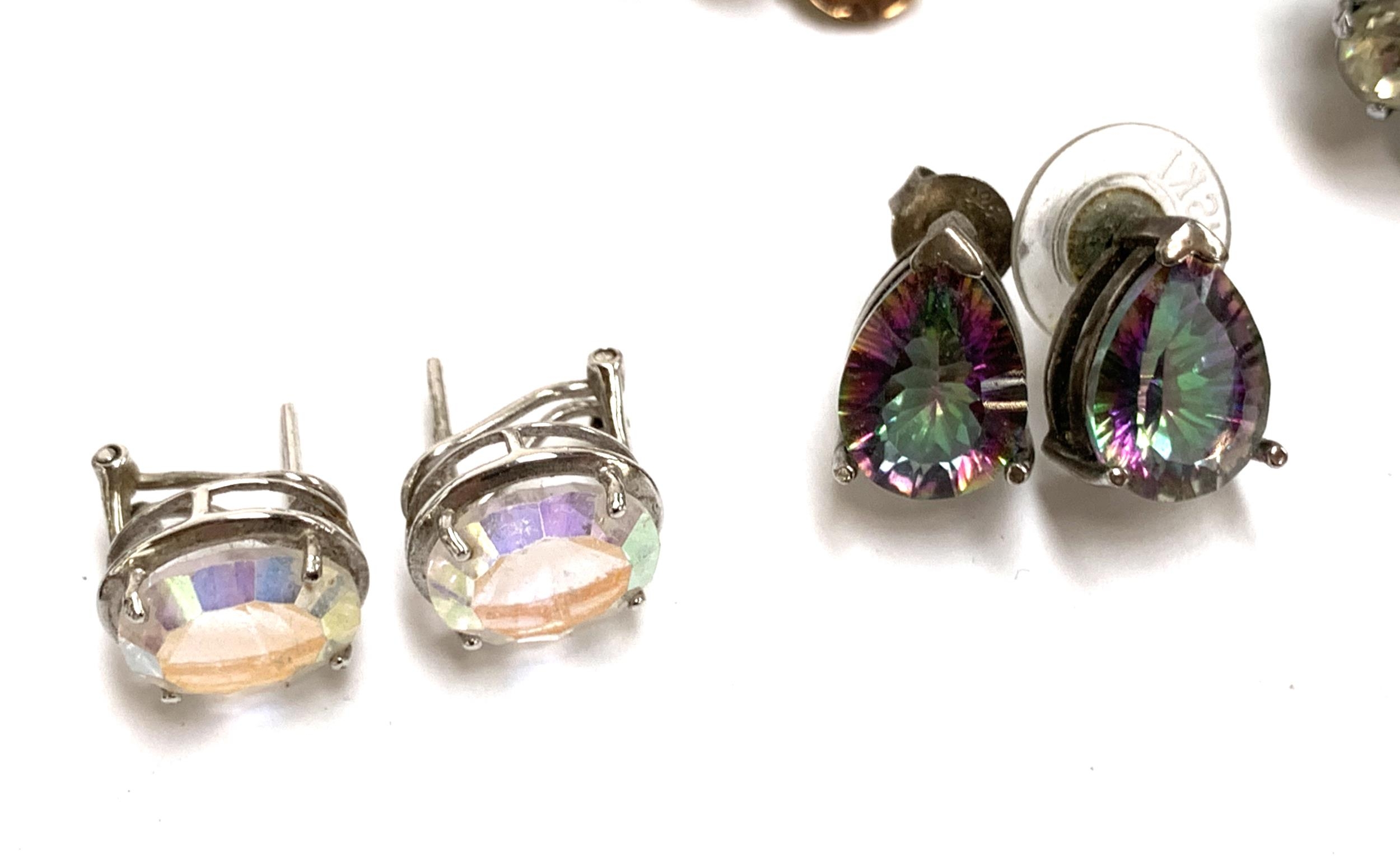 A mixed lot of costume jewellery to include paste earrings; 925 silver mystic topaz stud earrings; - Image 4 of 6
