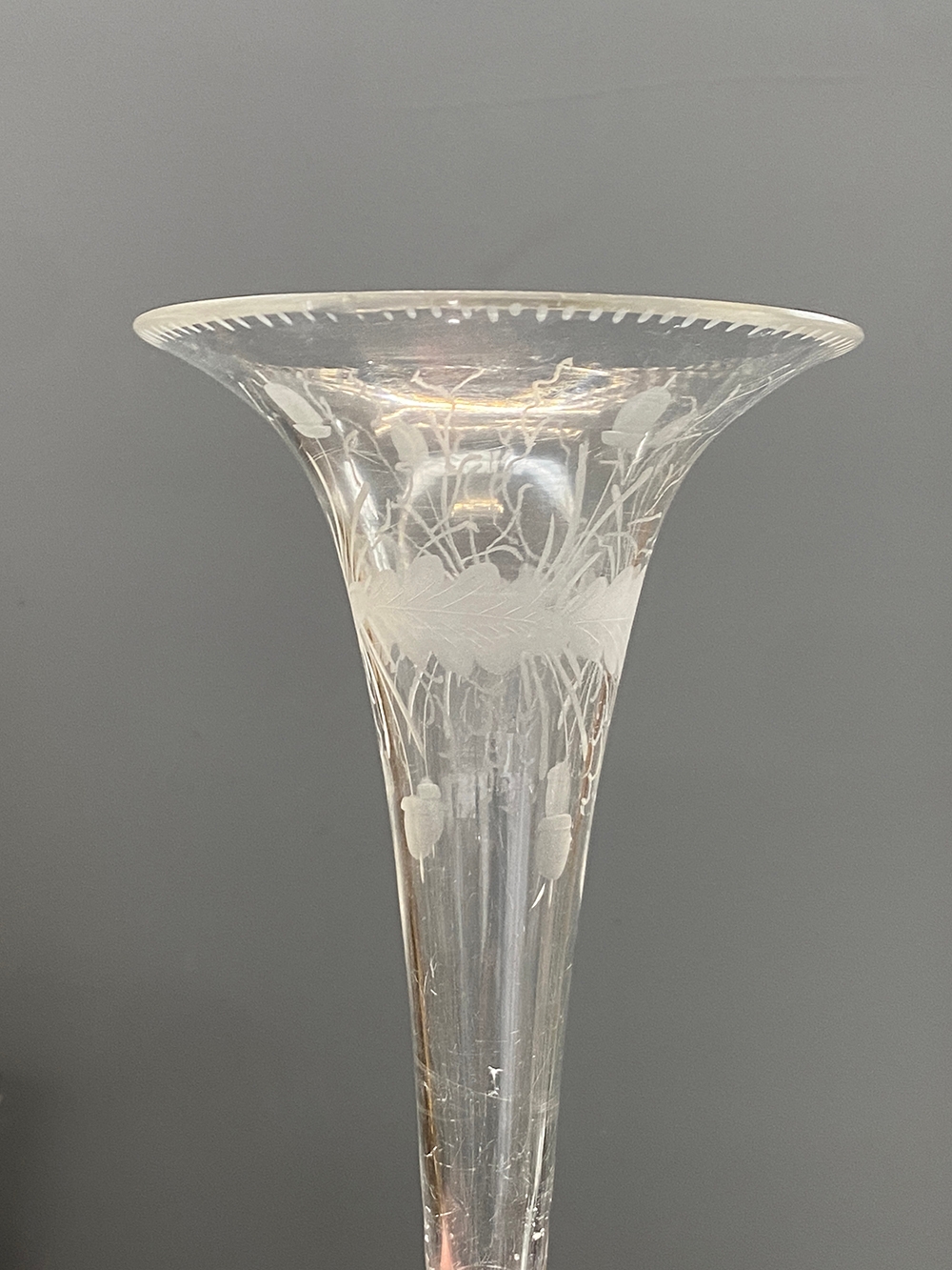 An engraved glass epergne, 25cmH - Image 2 of 2