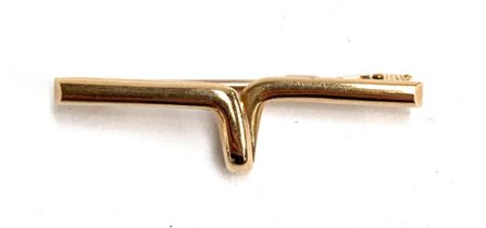A 15ct gold bar brooch, 3.7cmL, 3.5g