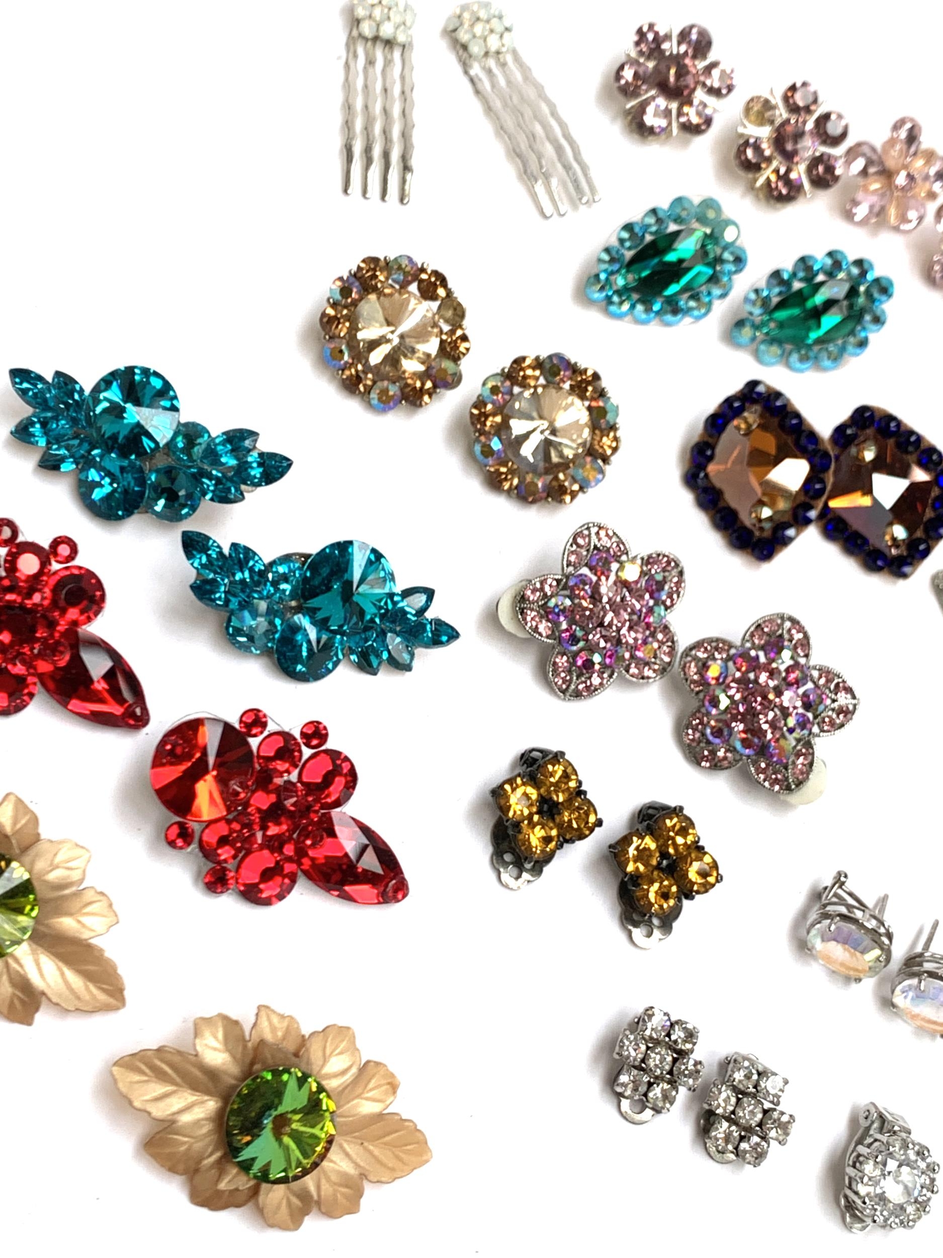 A mixed lot of costume jewellery to include paste earrings; 925 silver mystic topaz stud earrings; - Image 2 of 6