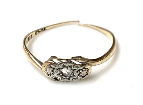 A scrap 9ct gold and platinum ring set with a diamond (af), 0.8g